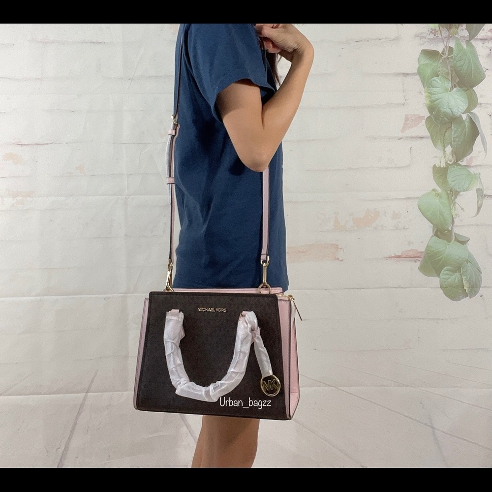 Michael Kors Hope Medium Messenger - Picture 10 of 11